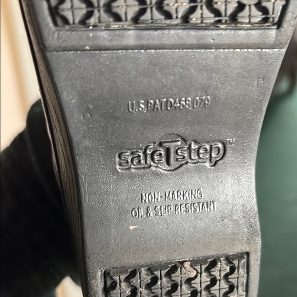 Unisex Black Slip-On Clogs Shoes - Picture 6 of 6